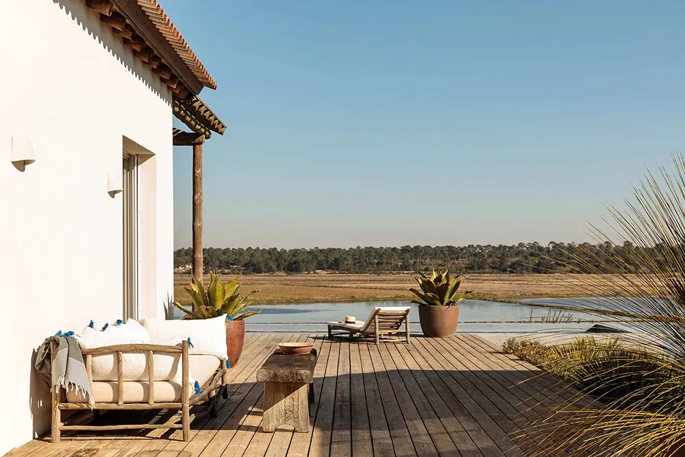 Солнечные интерьеры пляжного дома в Португалии - Gallery image 24