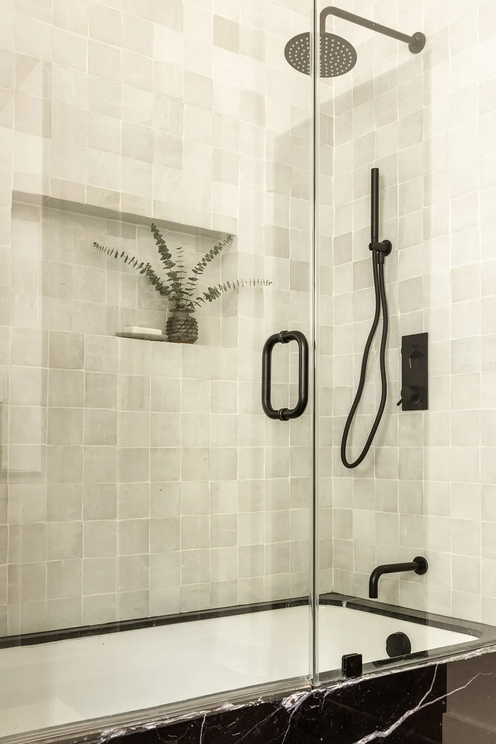 Чорна плита і природні відтінки: новий інтер’єр будинку в стилі Тюдор у Каліфорнії - Gallery image 23