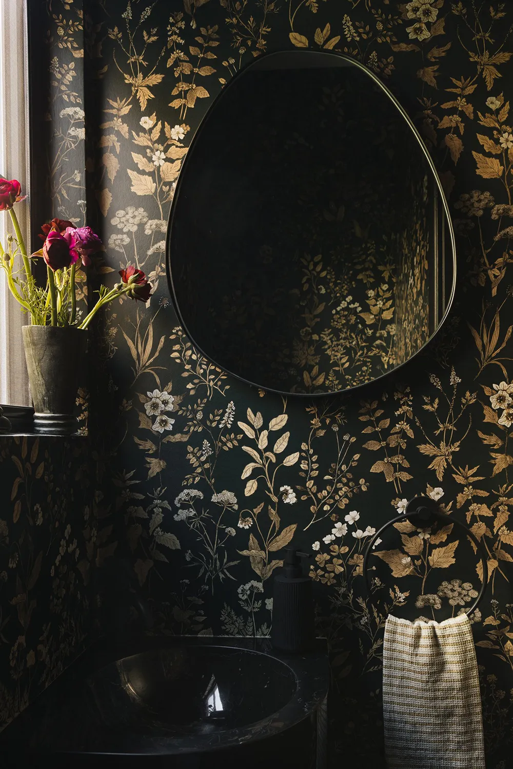 Чорна плита і природні відтінки: новий інтер’єр будинку в стилі Тюдор у Каліфорнії - Gallery image 30