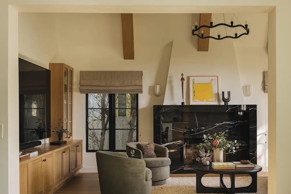 Чорна плита і природні відтінки: новий інтер’єр будинку в стилі Тюдор у Каліфорнії - Gallery image 14