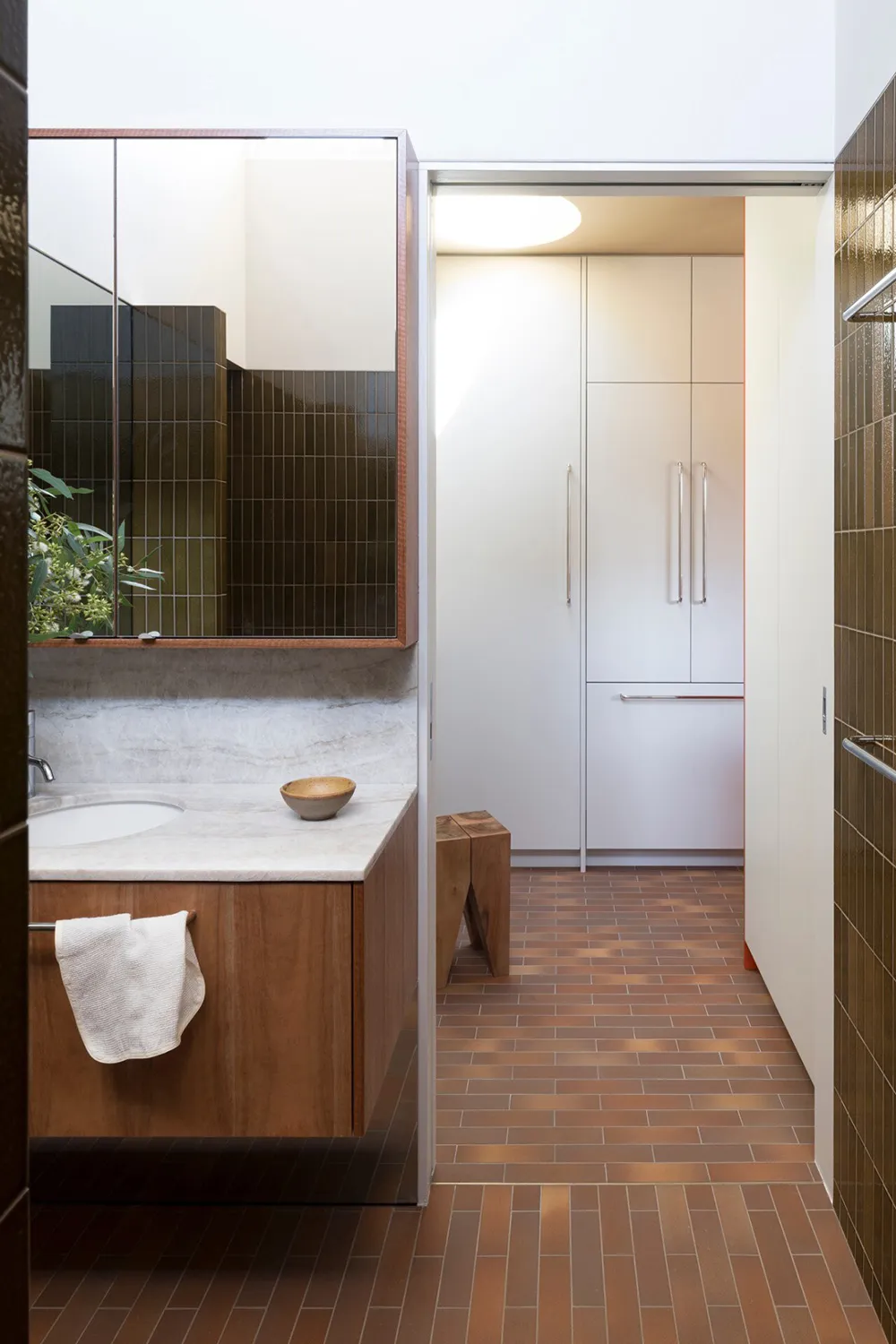 Jasne kolory i nowoczesny design małego domu w Sydney - Gallery image 12