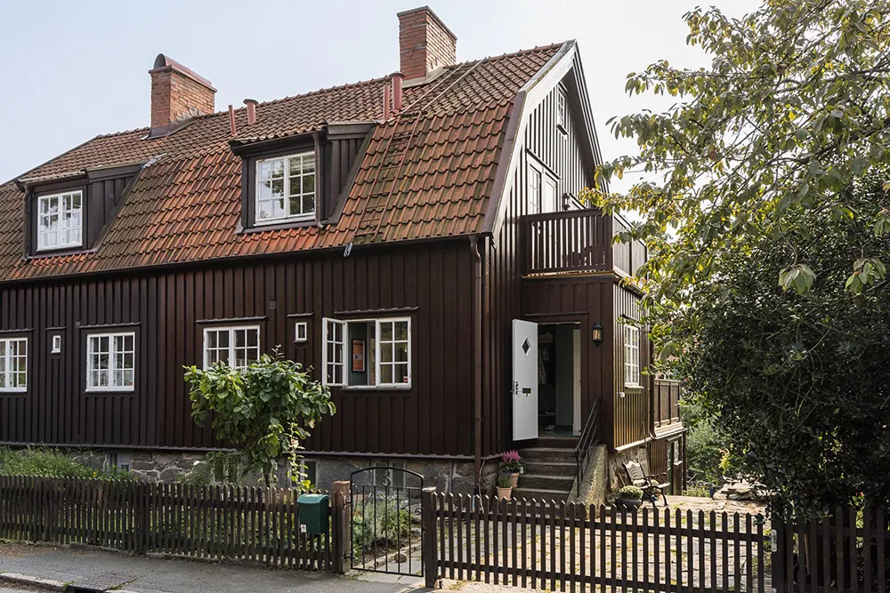 Intérieurs chaleureux d'une belle villa en bois en Suède - Gallery image 1