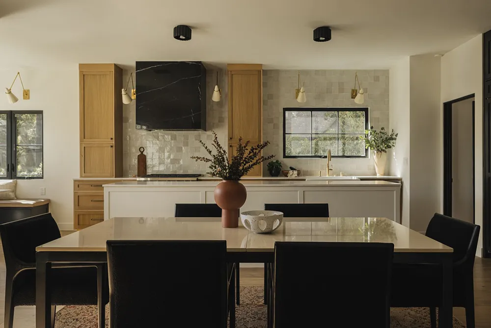 Чорна плита і природні відтінки: новий інтер’єр будинку в стилі Тюдор у Каліфорнії - Gallery image 6