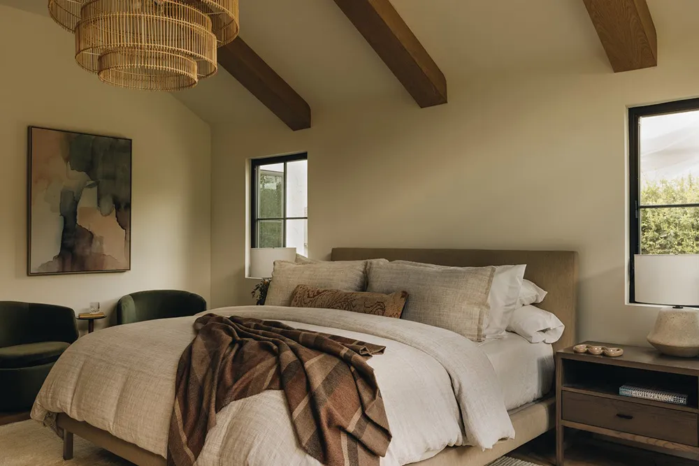 Чорна плита і природні відтінки: новий інтер’єр будинку в стилі Тюдор у Каліфорнії - Gallery image 20