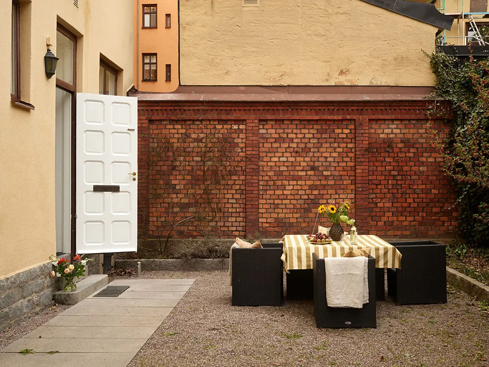 Warmes Interior mit dunklem Boden: Kleine Wohnung in Stockholm (45 qm) - 5
