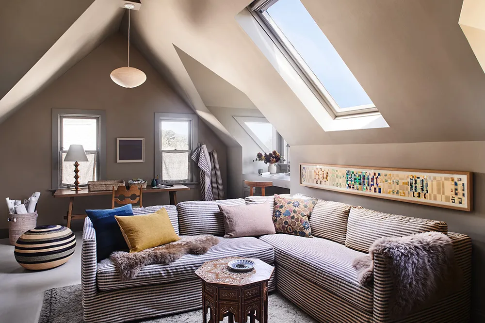 सॉफ्ट पिंक रंग का लिविंग रूम एवं कैलिफोर्निया स्थित इस डिज़ाइनर के घर में अन्य आंतरिक डिज़ाइन विशेषताएँ… - Gallery image 15