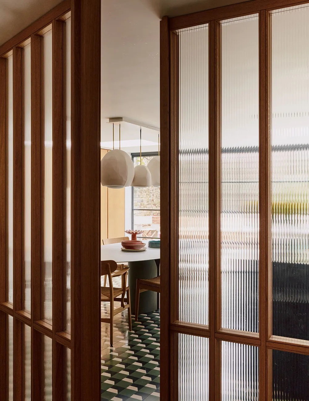 Beaux peintures dans les intérieurs modernes d'une maison victorienne à Londres - Gallery image 17