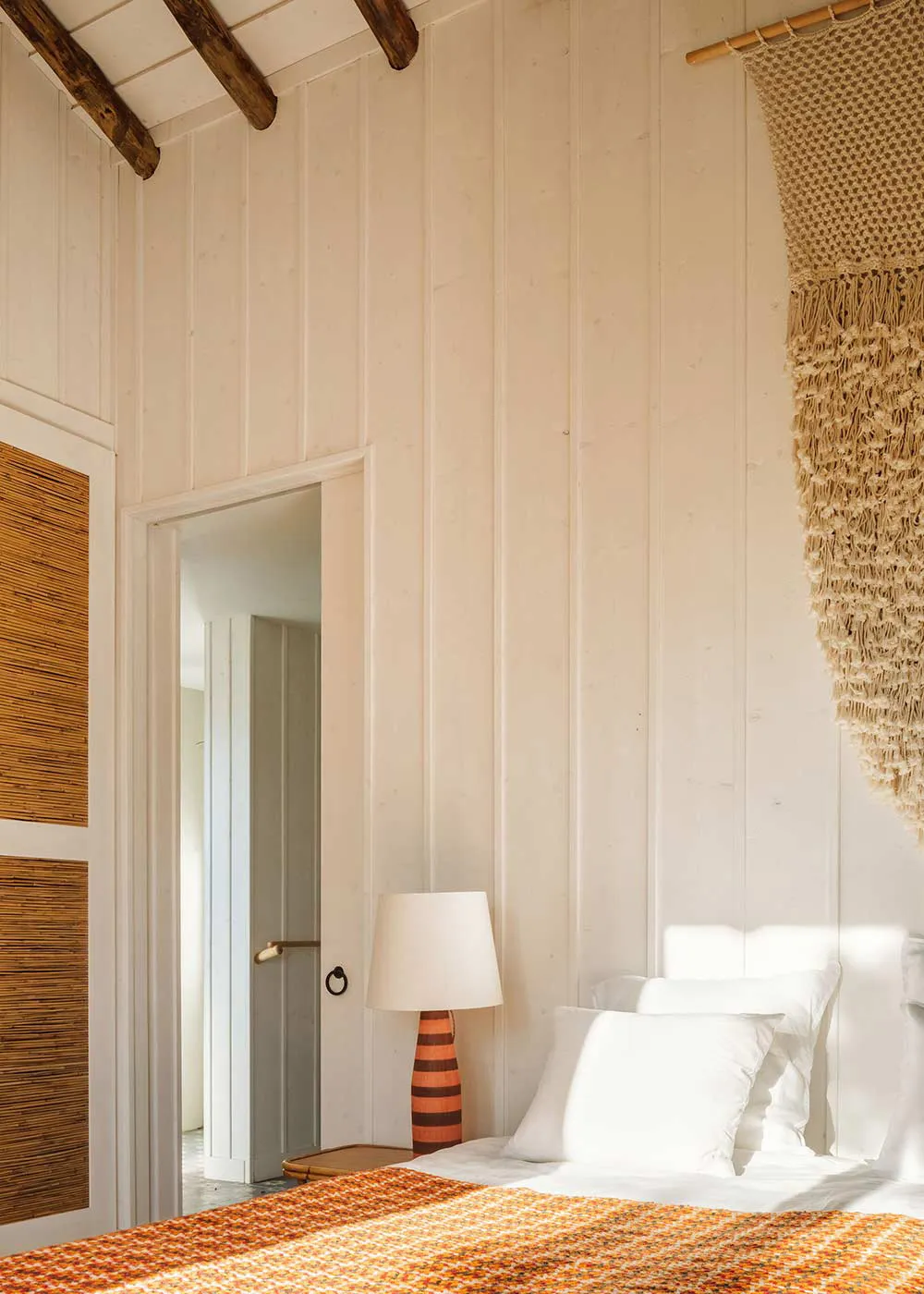 Солнечные интерьеры пляжного дома в Португалии - Gallery image 12