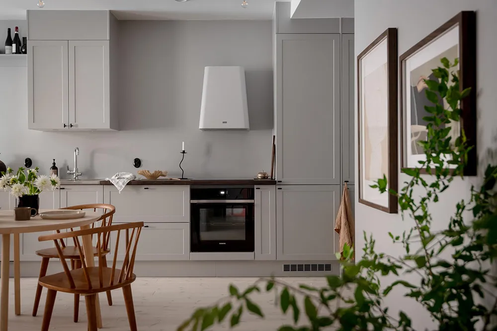 Stylischer grauer Interior in Göteborg mit warmen Akzenten (68 qm) - Gallery image 3