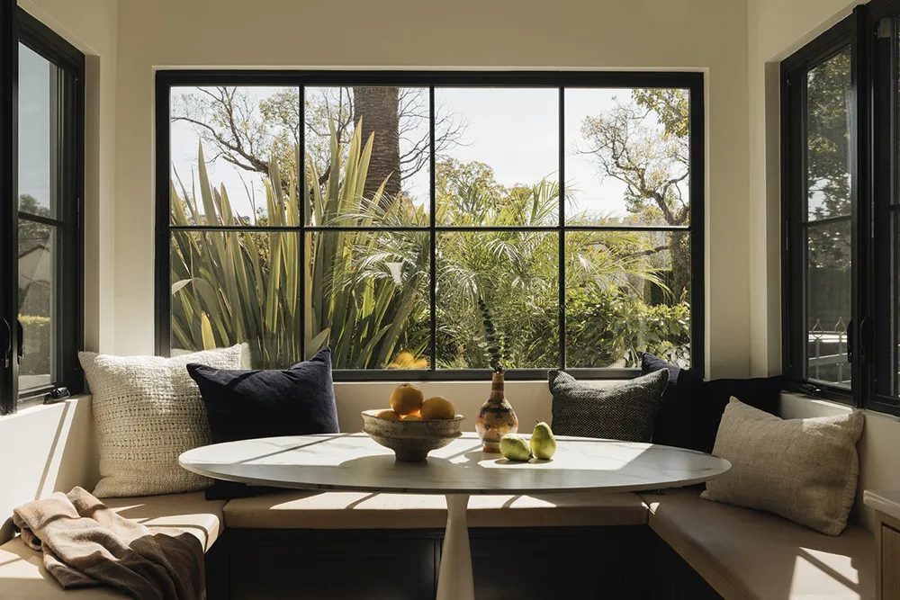 Чорна плита і природні відтінки: новий інтер’єр будинку в стилі Тюдор у Каліфорнії - Gallery image 12