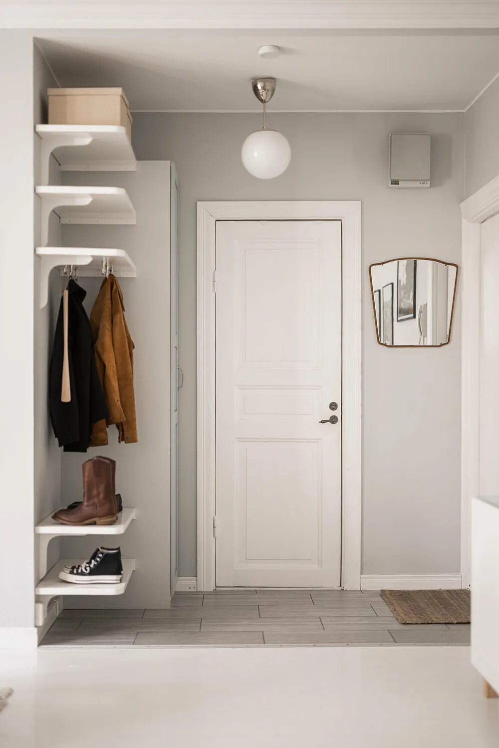 Petite appartement suédois avec sol blanc, inondé de lumière (55 m²) - Gallery image 21