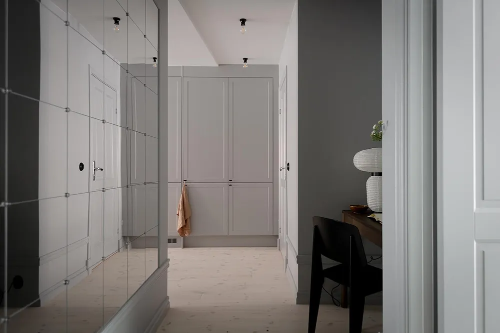 Stylischer grauer Interior in Göteborg mit warmen Akzenten (68 qm) - Gallery image 27