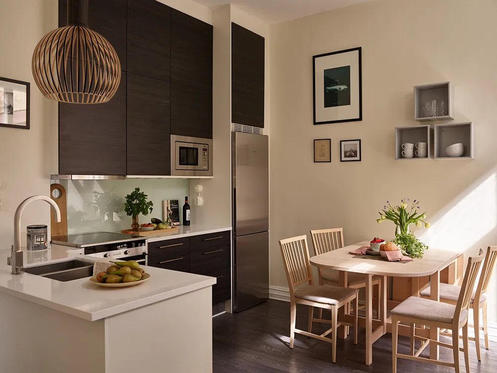 Warmes Interior mit dunklem Boden: Kleine Wohnung in Stockholm (45 qm) - 9