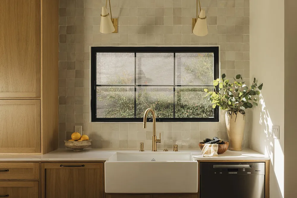 Чорна плита і природні відтінки: новий інтер’єр будинку в стилі Тюдор у Каліфорнії - Gallery image 10