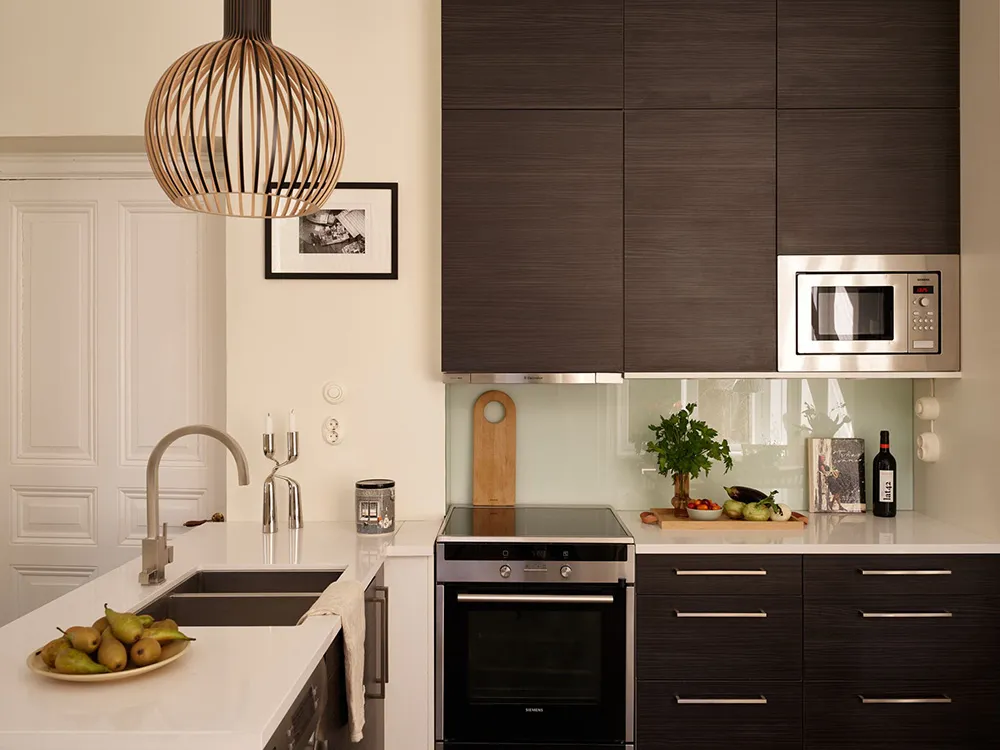 Warmes Interior mit dunklem Boden: Kleine Wohnung in Stockholm (45 qm) - 10