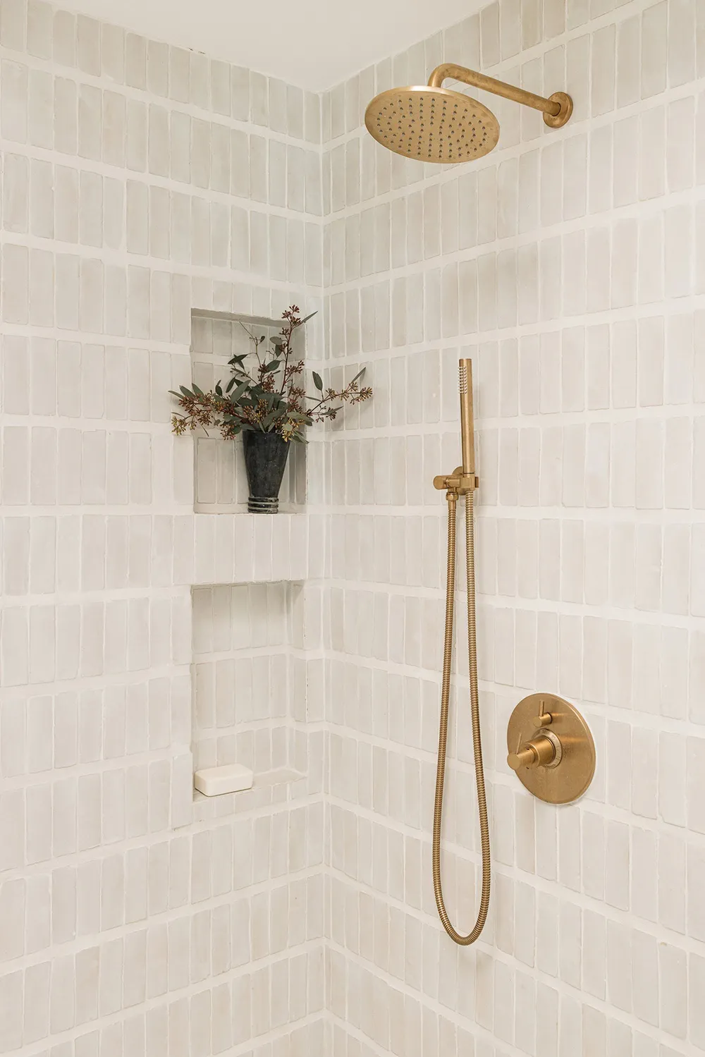 Чорна плита і природні відтінки: новий інтер’єр будинку в стилі Тюдор у Каліфорнії - Gallery image 29