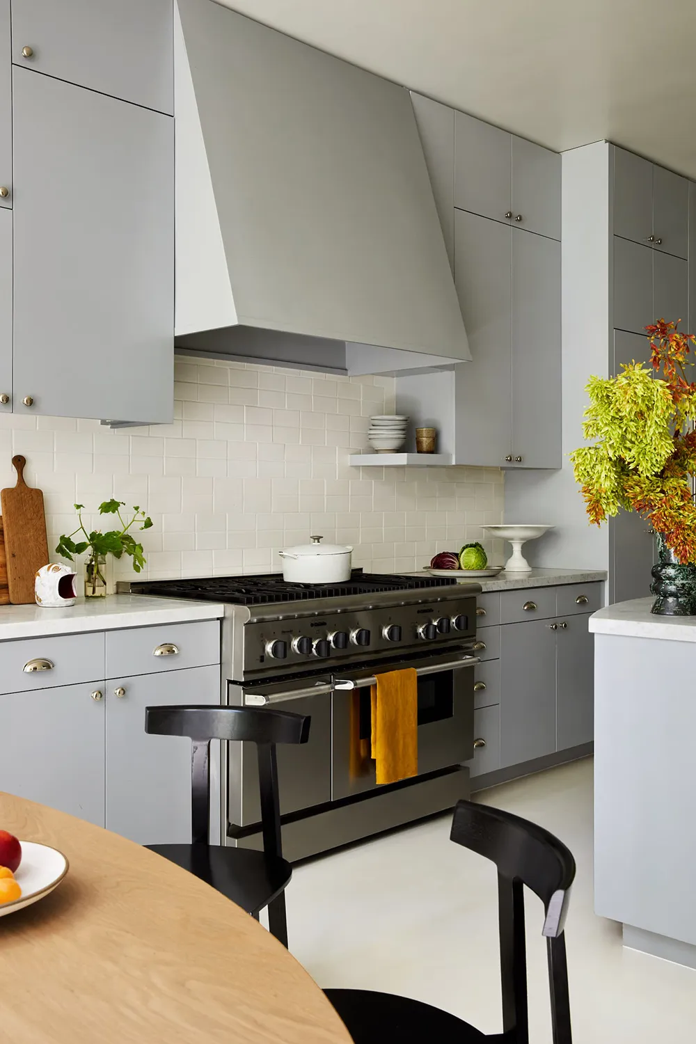 सॉफ्ट पिंक रंग का लिविंग रूम एवं कैलिफोर्निया स्थित इस डिज़ाइनर के घर में अन्य आंतरिक डिज़ाइन विशेषताएँ… - Gallery image 7