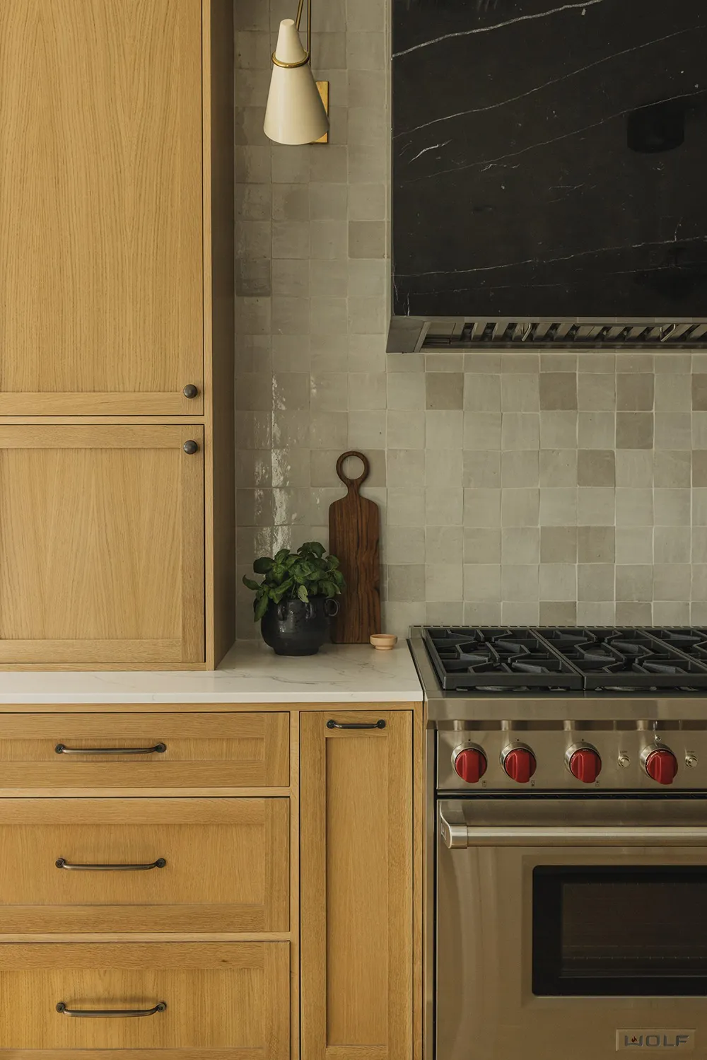 Чорна плита і природні відтінки: новий інтер’єр будинку в стилі Тюдор у Каліфорнії - Gallery image 8