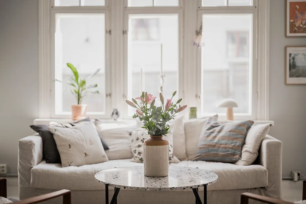 Petite appartement suédois avec sol blanc, inondé de lumière (55 m²) - Gallery image 8