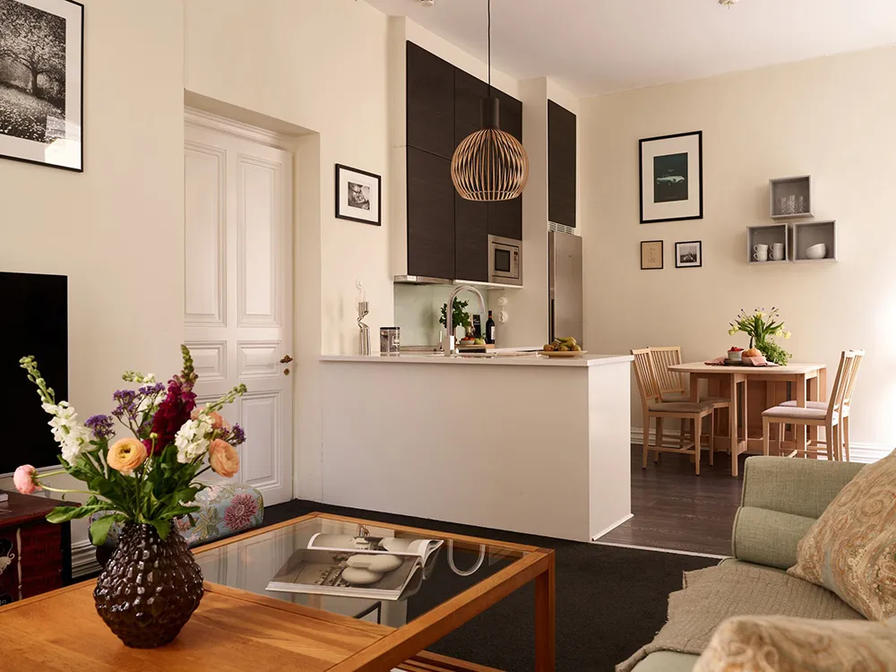 Warmes Interior mit dunklem Boden: Kleine Wohnung in Stockholm (45 qm) - 15