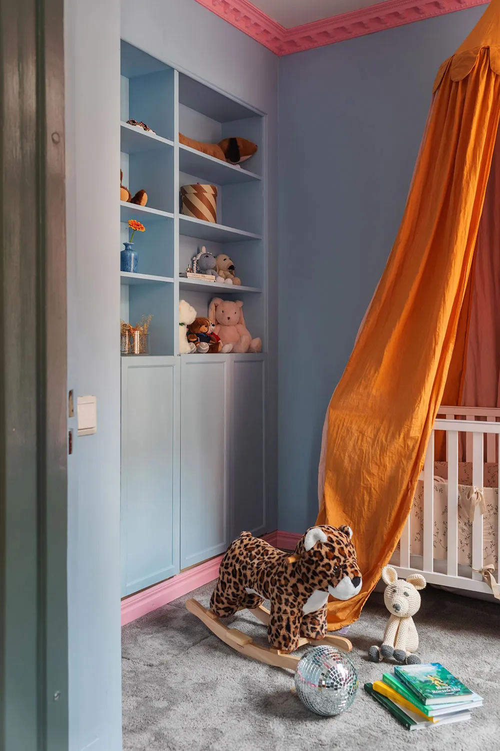 Ungewöhnliche Farben im schwedischen Wohnzimmer-Design (77 qm) - Gallery image 24