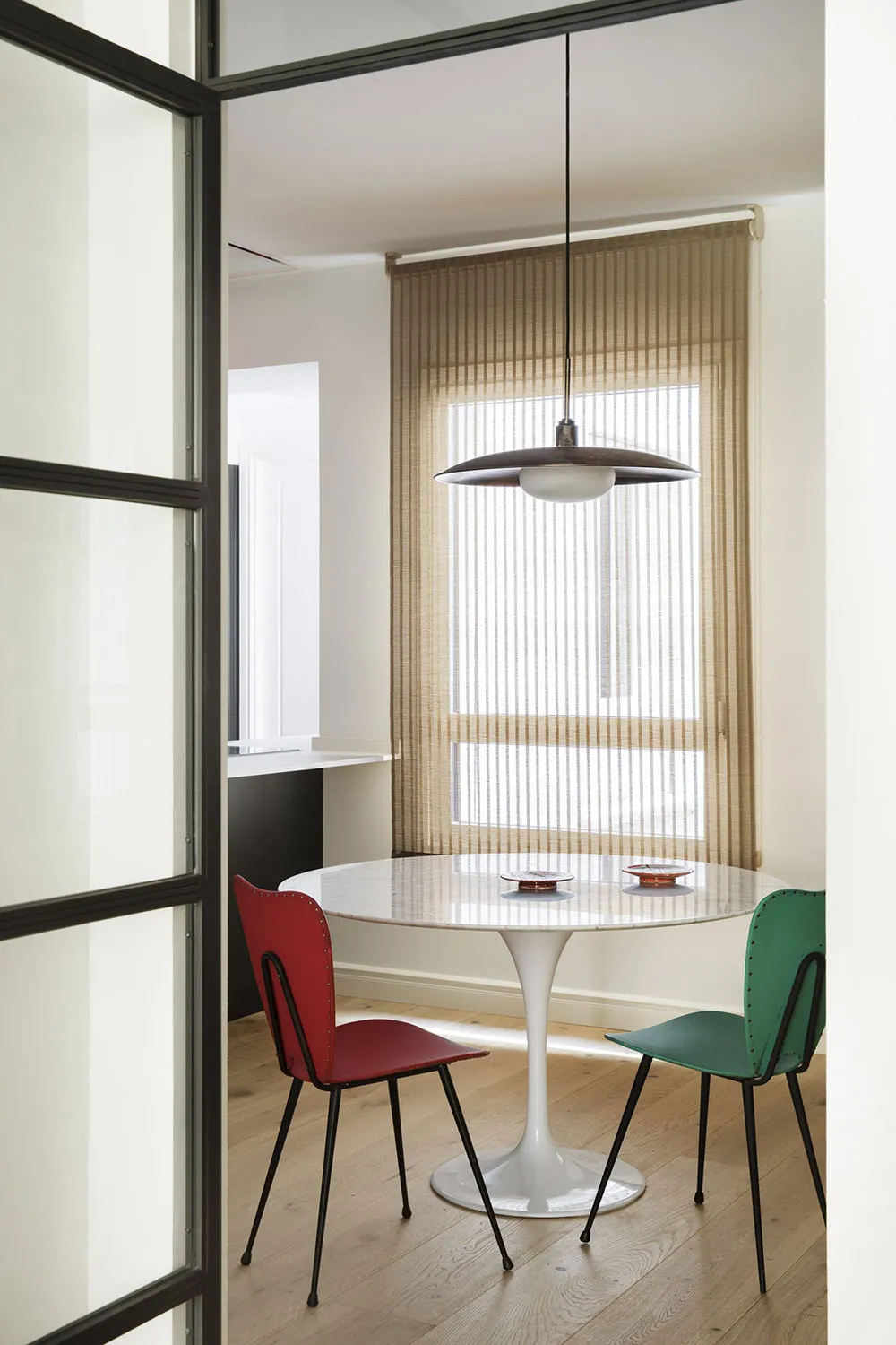 Ruhige Eleganz und Antiquitätenmöbel: Eine schöne Wohnung in Madrid - Gallery image 10