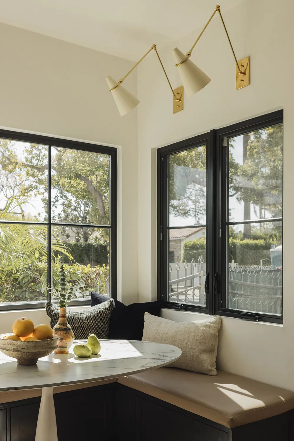 Чорна плита і природні відтінки: новий інтер’єр будинку в стилі Тюдор у Каліфорнії - Gallery image 11