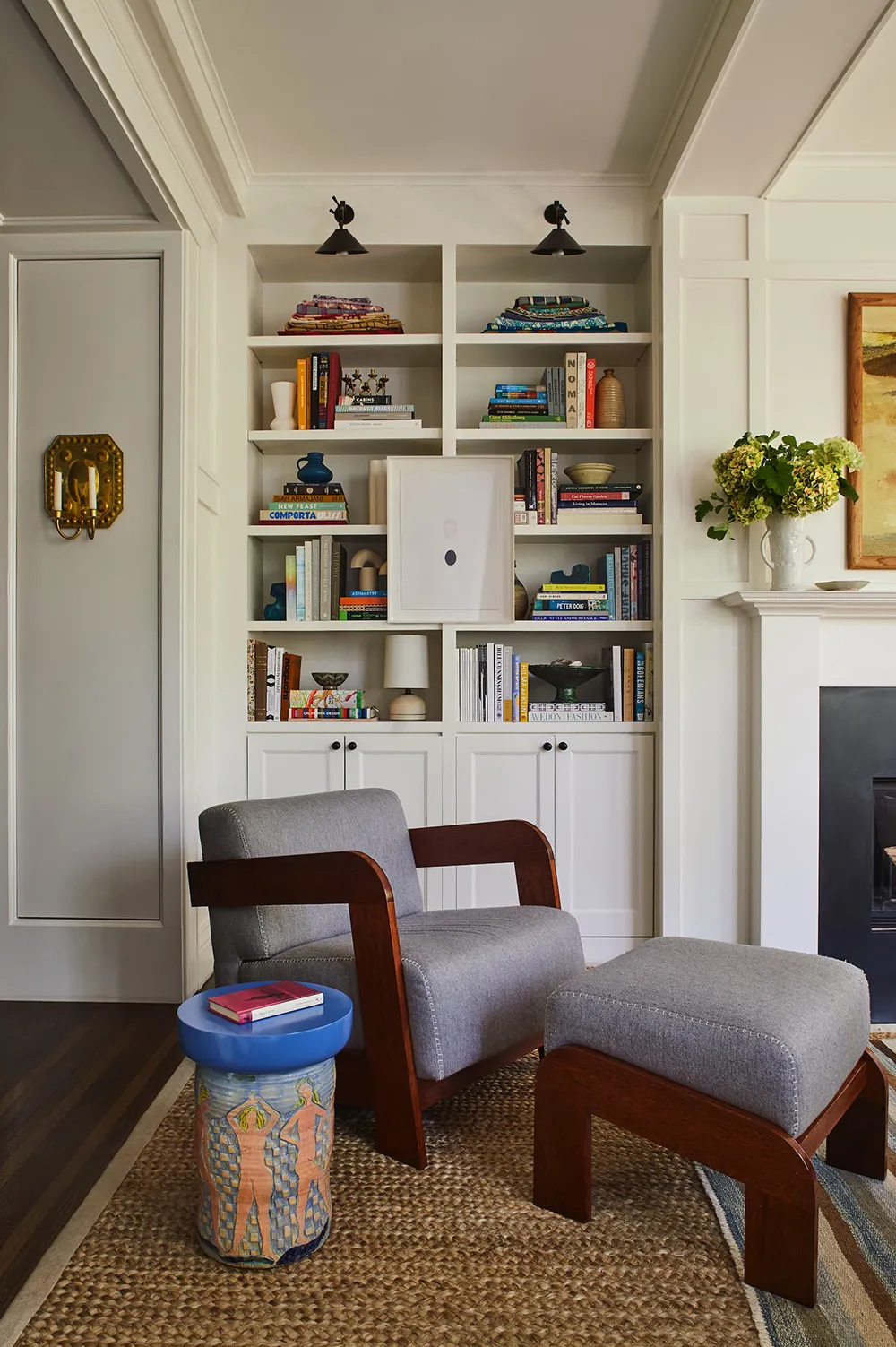 सॉफ्ट पिंक रंग का लिविंग रूम एवं कैलिफोर्निया स्थित इस डिज़ाइनर के घर में अन्य आंतरिक डिज़ाइन विशेषताएँ… - Gallery image 19