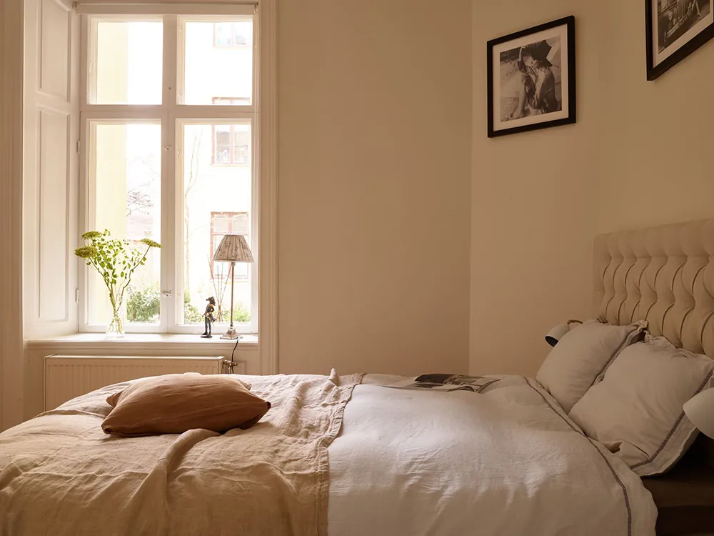 Warmes Interior mit dunklem Boden: Kleine Wohnung in Stockholm (45 qm) - 18