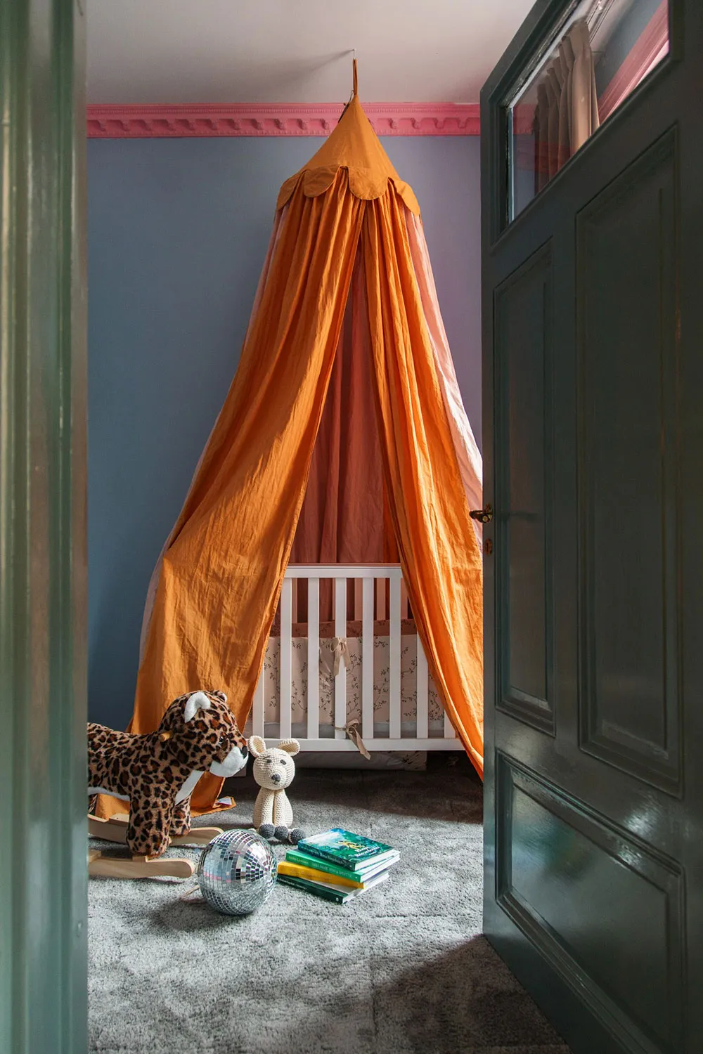 Ungewöhnliche Farben im schwedischen Wohnzimmer-Design (77 qm) - Gallery image 23