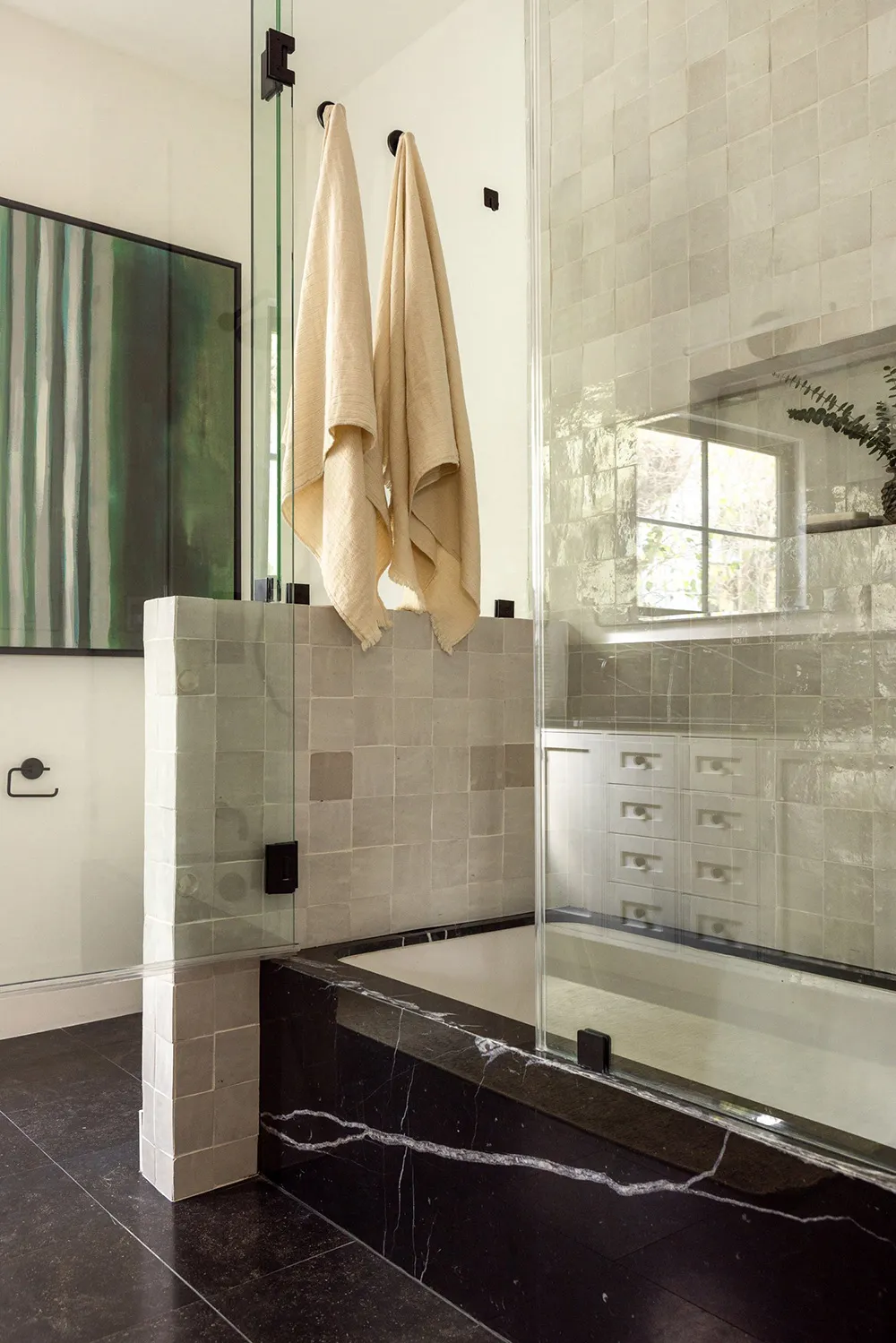 Чорна плита і природні відтінки: новий інтер’єр будинку в стилі Тюдор у Каліфорнії - Gallery image 22