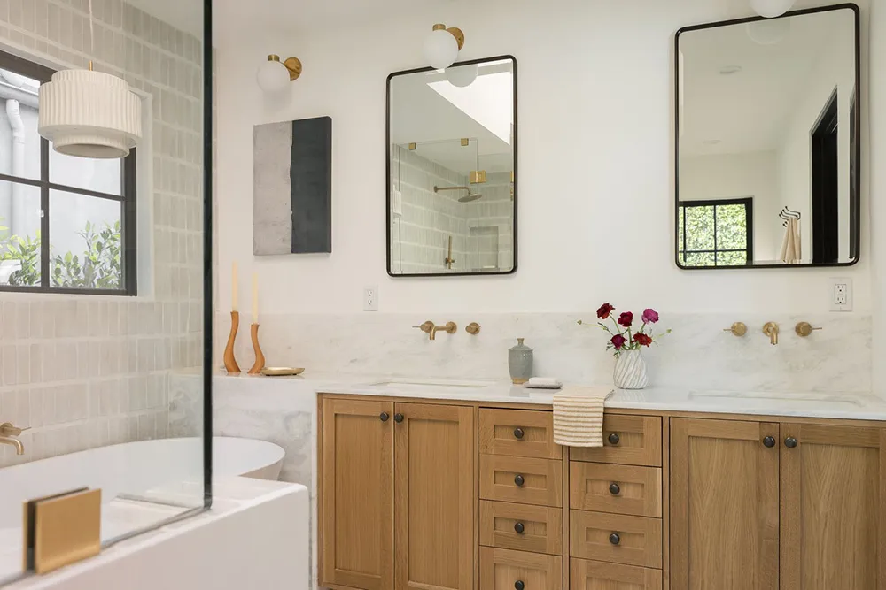 Чорна плита і природні відтінки: новий інтер’єр будинку в стилі Тюдор у Каліфорнії - Gallery image 27