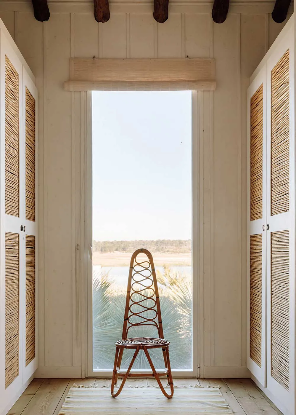 Солнечные интерьеры пляжного дома в Португалии - Gallery image 21