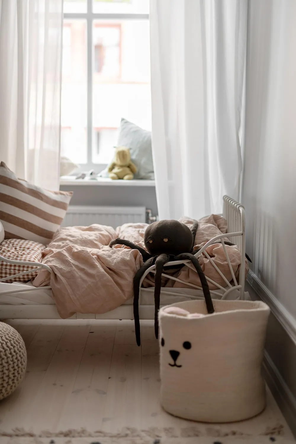 Stylischer grauer Interior in Göteborg mit warmen Akzenten (68 qm) - Gallery image 14