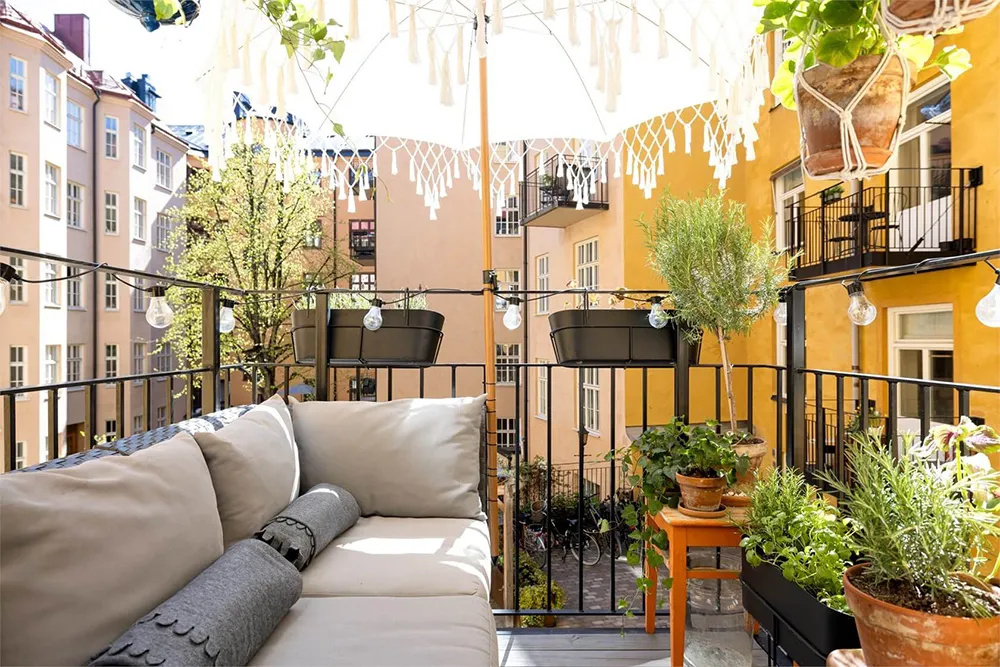 Charming Apartment in Stockholm with Black Kitchen and Cozy Decor (53 sqm) - Gallery image 9