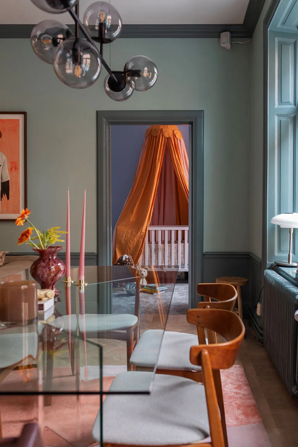 Ungewöhnliche Farben im schwedischen Wohnzimmer-Design (77 qm) - Gallery image 22