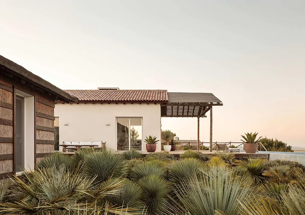 Солнечные интерьеры пляжного дома в Португалии - Gallery image 16