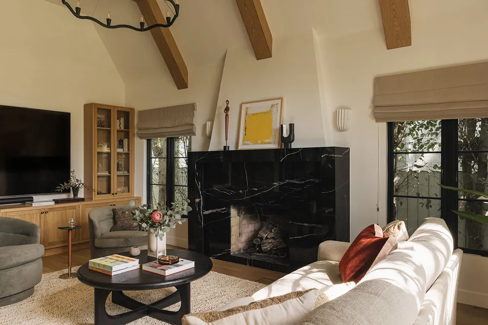Чорна плита і природні відтінки: новий інтер’єр будинку в стилі Тюдор у Каліфорнії - Gallery image 3