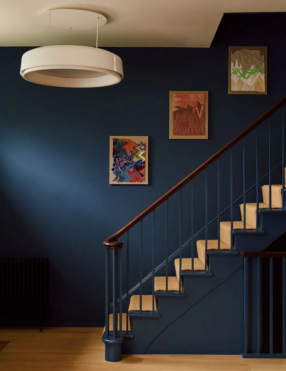 Beaux peintures dans les intérieurs modernes d'une maison victorienne à Londres - Gallery image 2