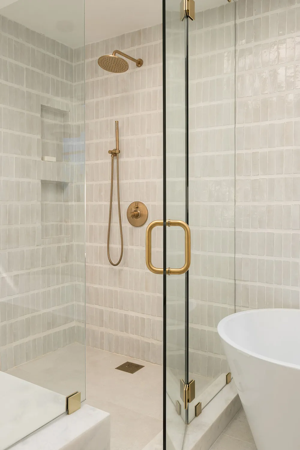 Чорна плита і природні відтінки: новий інтер’єр будинку в стилі Тюдор у Каліфорнії - Gallery image 24