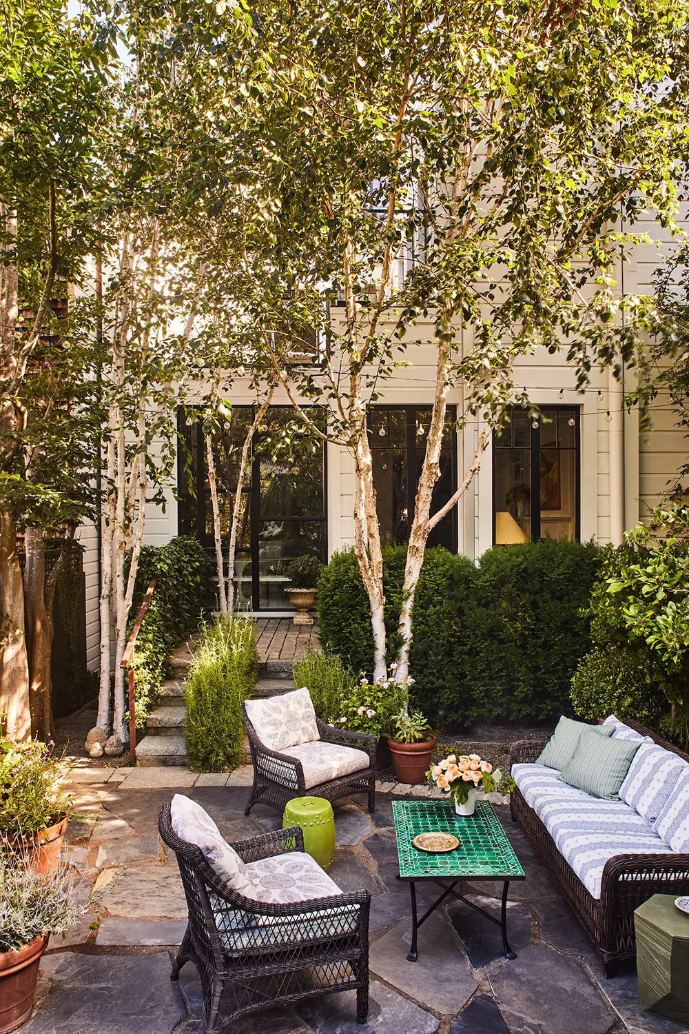 सॉफ्ट पिंक रंग का लिविंग रूम एवं कैलिफोर्निया स्थित इस डिज़ाइनर के घर में अन्य आंतरिक डिज़ाइन विशेषताएँ… - Gallery image 21