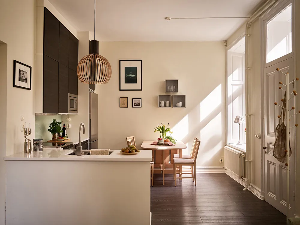 Warmes Interior mit dunklem Boden: Kleine Wohnung in Stockholm (45 qm) - 3