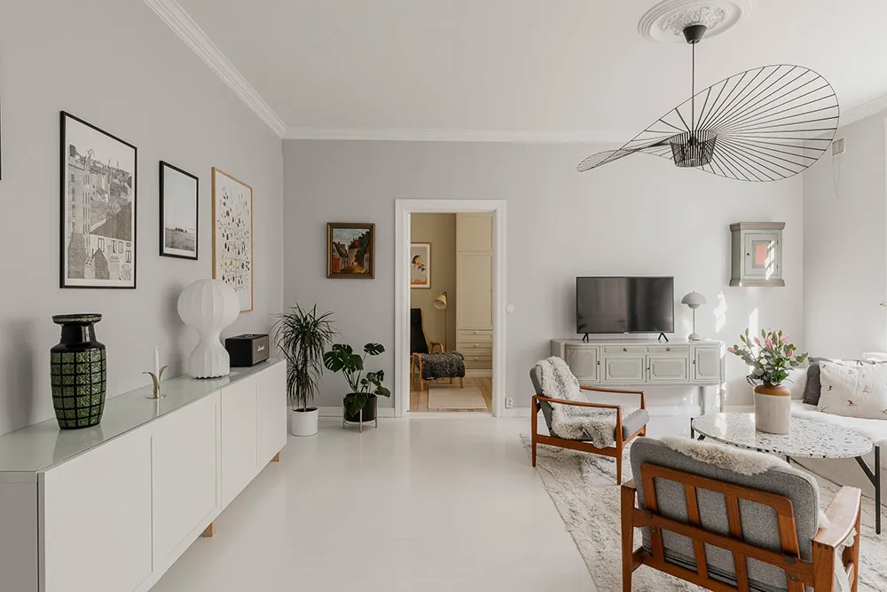Petite appartement suédois avec sol blanc, inondé de lumière (55 m²) - Gallery image 3