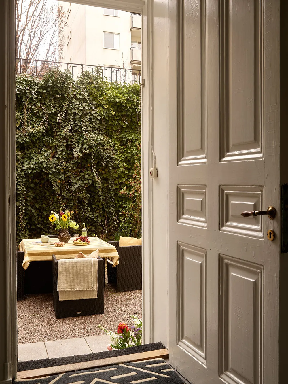Warmes Interior mit dunklem Boden: Kleine Wohnung in Stockholm (45 qm) - 4