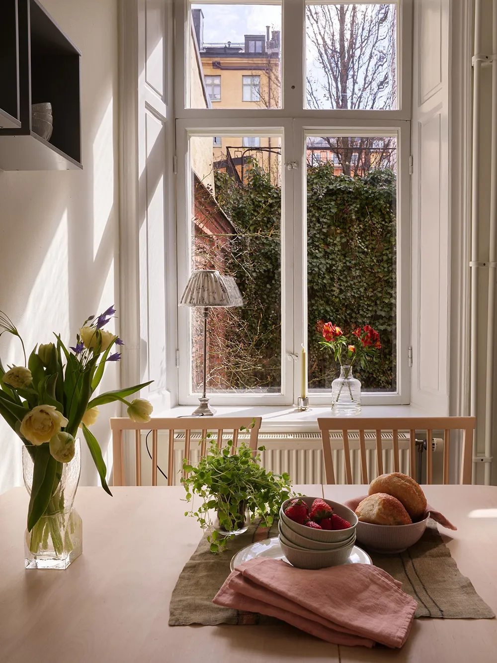 Warmes Interior mit dunklem Boden: Kleine Wohnung in Stockholm (45 qm) - 8