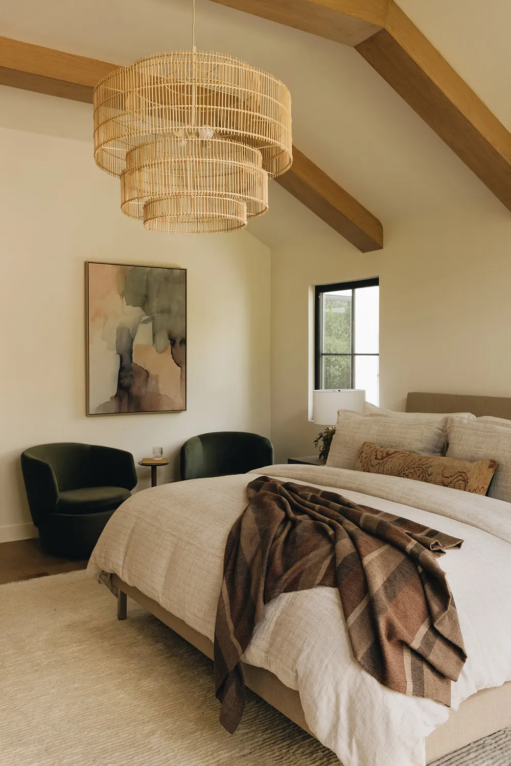 Чорна плита і природні відтінки: новий інтер’єр будинку в стилі Тюдор у Каліфорнії - Gallery image 18