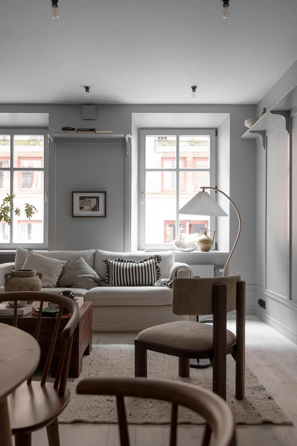 Stylischer grauer Interior in Göteborg mit warmen Akzenten (68 qm) - Gallery image 1