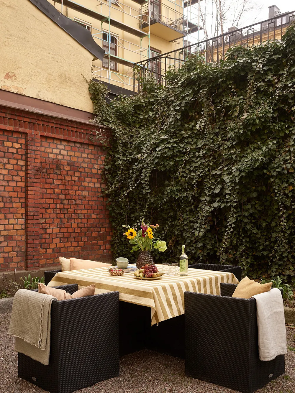 Warmes Interior mit dunklem Boden: Kleine Wohnung in Stockholm (45 qm) - 6