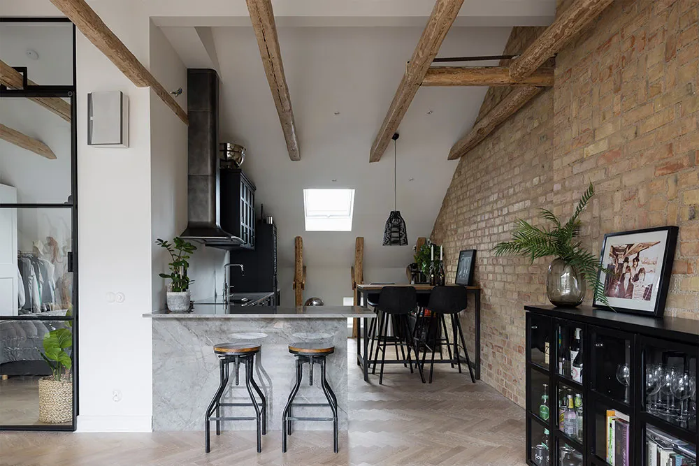 Jasna mansarda w Szwecji z ceglana ścianą i tarasem (82 m²) - Gallery image 3