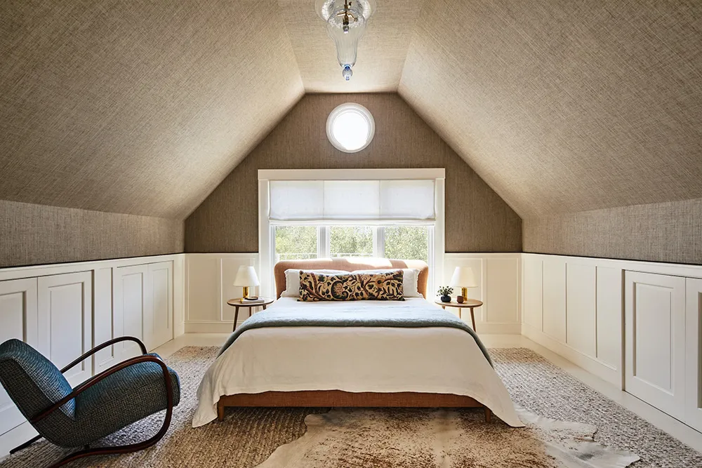 सॉफ्ट पिंक रंग का लिविंग रूम एवं कैलिफोर्निया स्थित इस डिज़ाइनर के घर में अन्य आंतरिक डिज़ाइन विशेषताएँ… - Gallery image 16